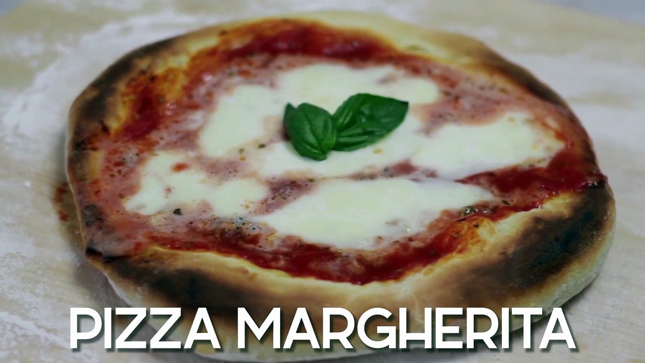 Pizza margherita al piatto