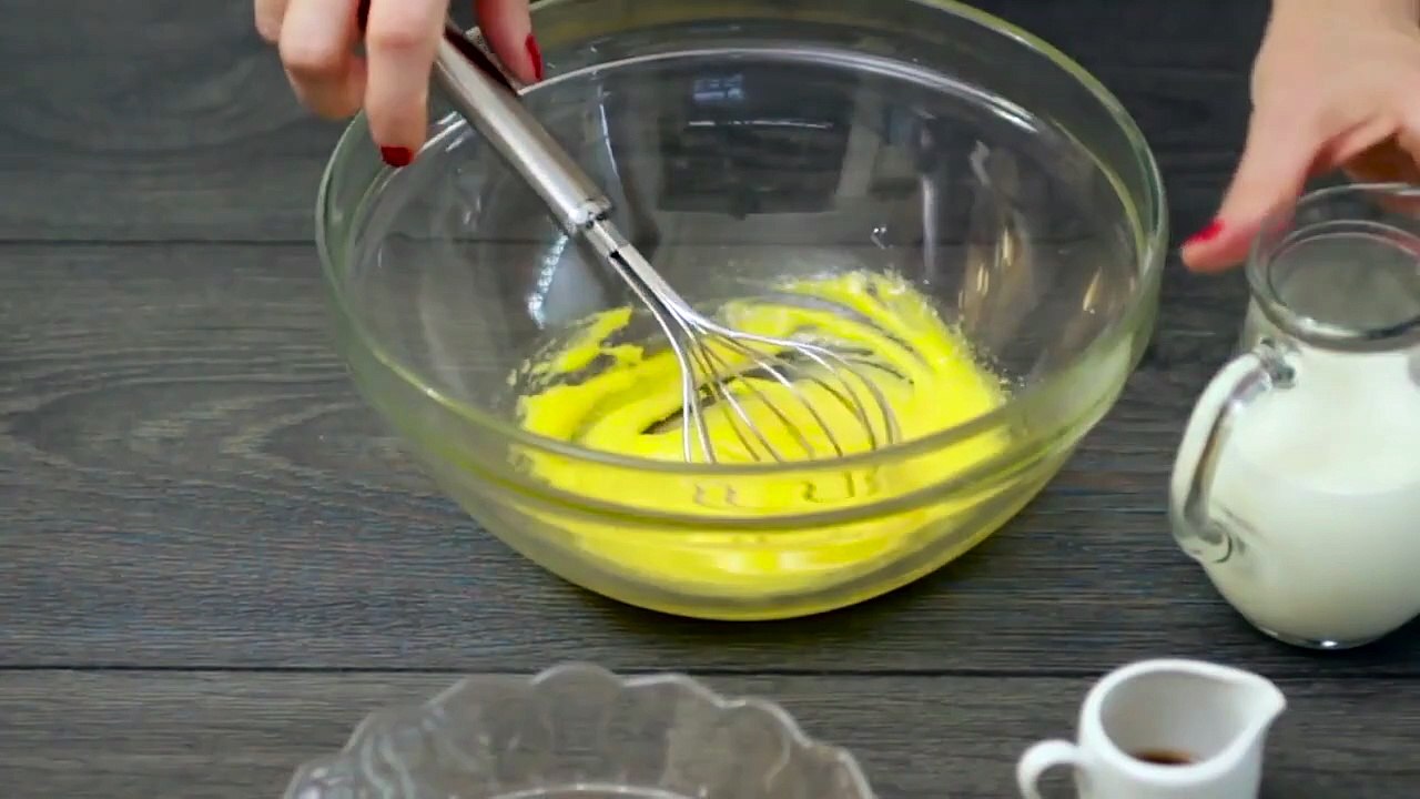 Pancakes alla vaniglia con sciroppo d’acero e mirtilli