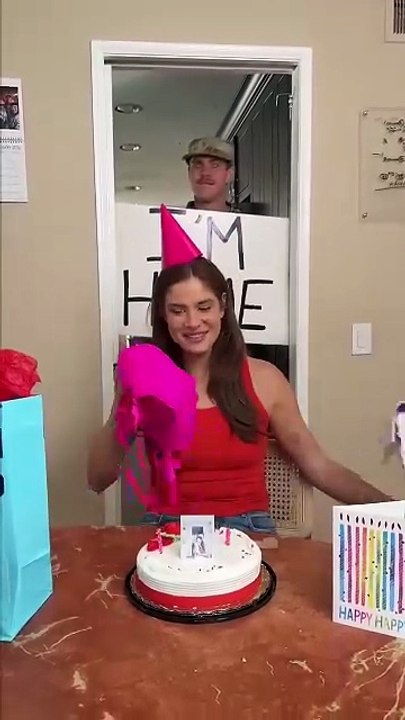 This soldier surprises his sister by returning home from his deployment early on her birthday 🥹🎉