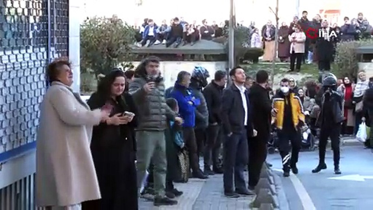 Esenler’de 4 katlı binanın çatısı alev alev yandı