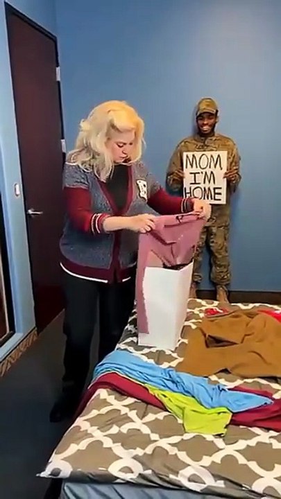 He surprised his mother after years of not seeing her, don’t miss this moment!🥹🥹🏻🤗