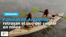 Familias en Argentina retrasan el uso del celular en niños