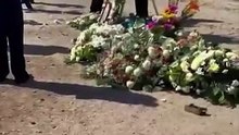 Familiares y amigos de Maria Fernanda colocaron coronas y ramos florales en el lugar donde la joven perdiera la vida