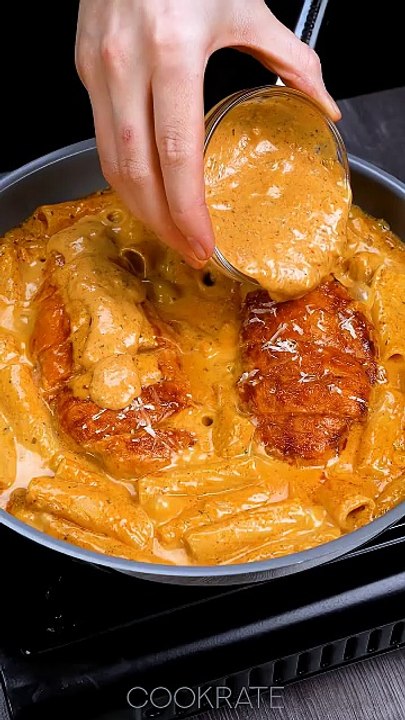 Super creamy pasta with parmesan and chicken in just a few minutes!