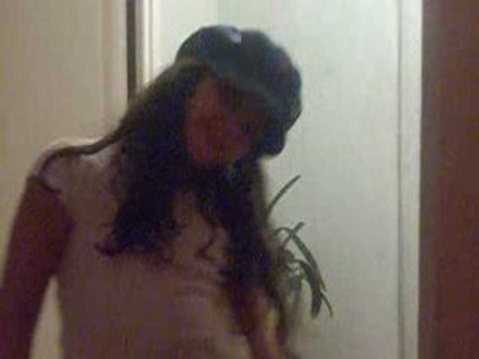 dora qui chante sur lea castel