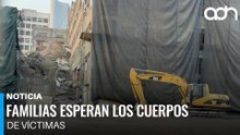 Familias esperan los cuerpos de las víctimas tras el derrumbe del edificio en San Antonio Abad