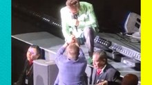 Cristian Castro besa la mano de Julio César Chávez en concierto