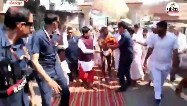 दादा गुरु की नर्मदा परिक्रमा समापन, सीएम डॉ. यादव ने उठाया कलश, चले पैदल, किया मां नर्मदा का जलाभिषेक
