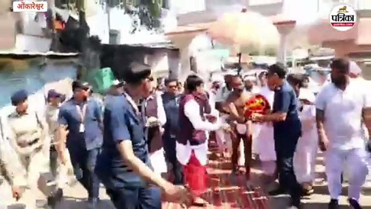 दादा गुरु की नर्मदा परिक्रमा समापन, सीएम डॉ. यादव ने उठाया कलश, चले पैदल, किया भगवान शिव का जलाभिषेक