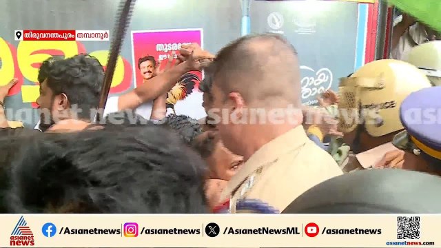 ഗണേഷ് കുമാറിന്‍റെ രാജി; KSRTC ബസുകളില്‍ പോസ്റ്റര്‍ ഒട്ടിച്ച് യൂത്ത് കോണ്‍ഗ്രസ് പ്രതിഷേധം