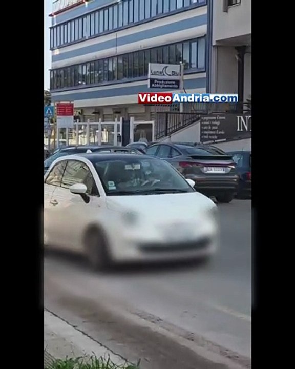Andria, incidente stradale su via Barletta: moto si schianta contro un’auto – foto e video