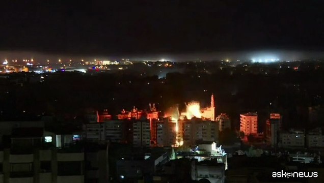 L'onda di fuoco nella notte sulla periferia sud di Beirut