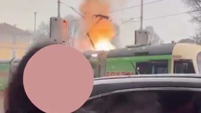 Fiamme su un tram a Milano: tanta paura, nessun ferito