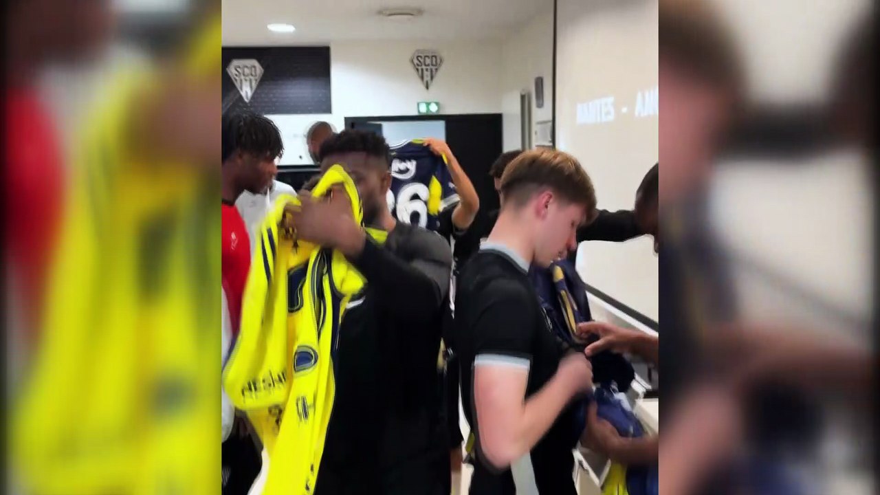 Sidiki Cherif, eski takımı Angers’ı ziyaret etti ve takım arkadaşlarına Fenerbahçe forması hediye etti