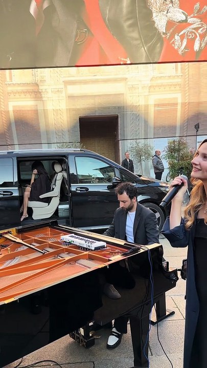 Julien Cohen plays the piano in front of Kendall Jenner in Milan 😍