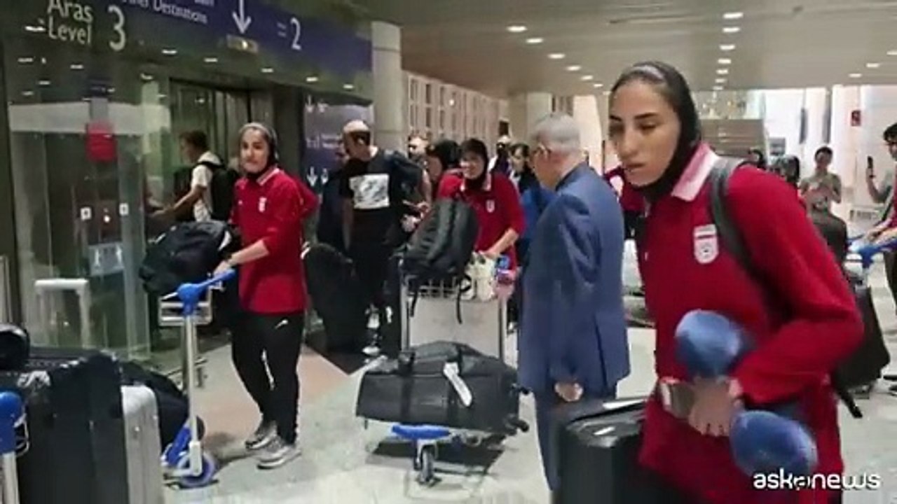 La nazionale femminile di calcio iraniana arriva in Malesia