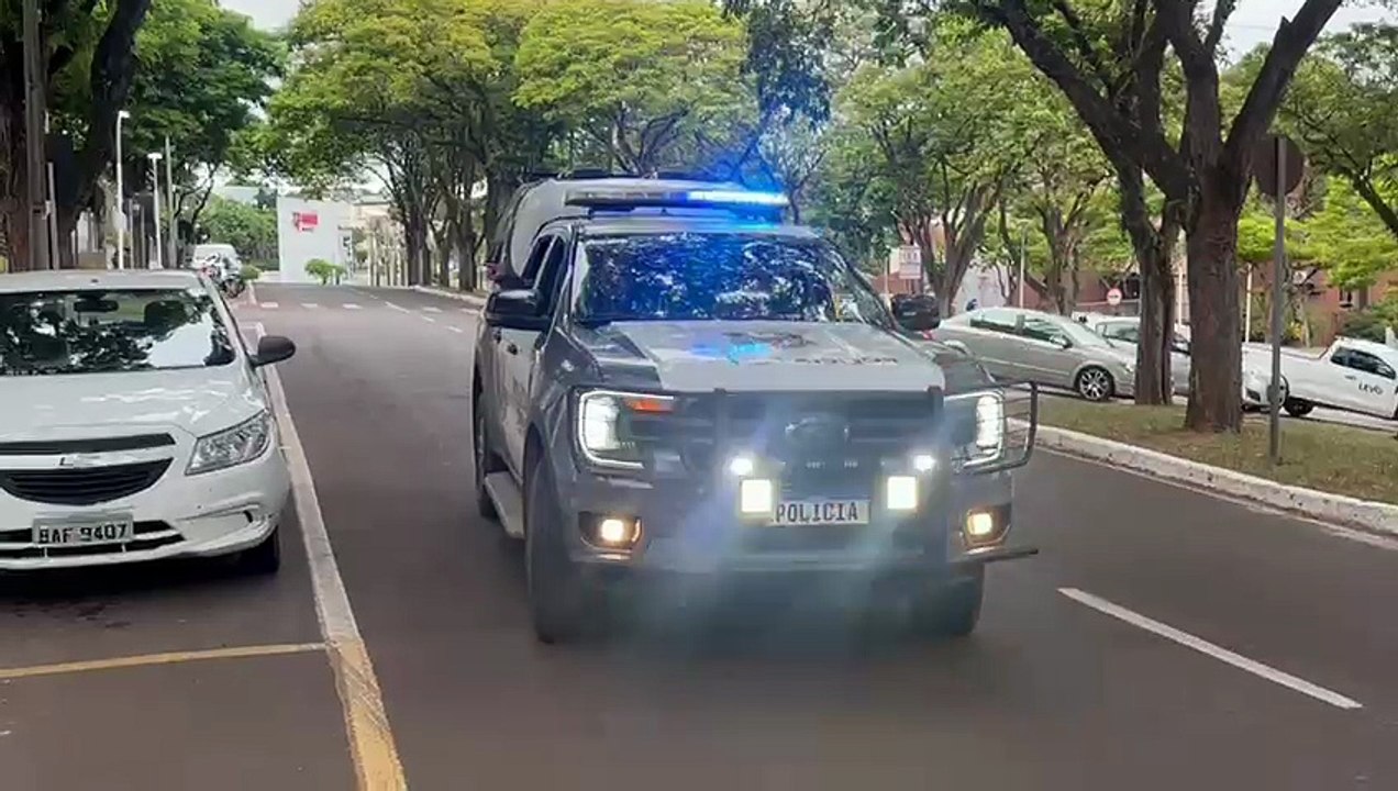 Policial penal acusado de feminicídio chega para primeiro dia de julgamento em Umuarama
