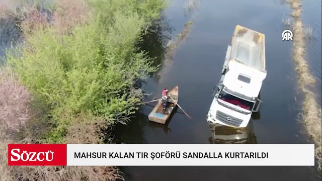 Taşkın sularının kapladığı yolda mahsur kalan tır şoförü sandalla kurtarıldı