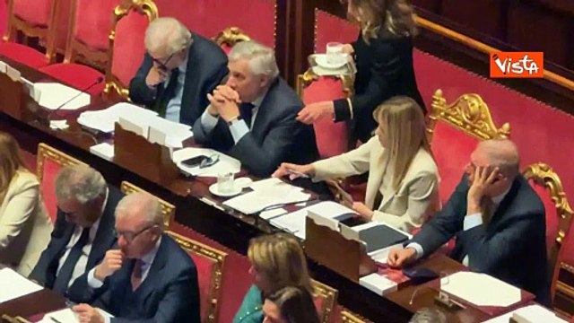 Un bicchiere d'acqua per la premier Meloni durante la discussione in Senato sulla crisi in Iran