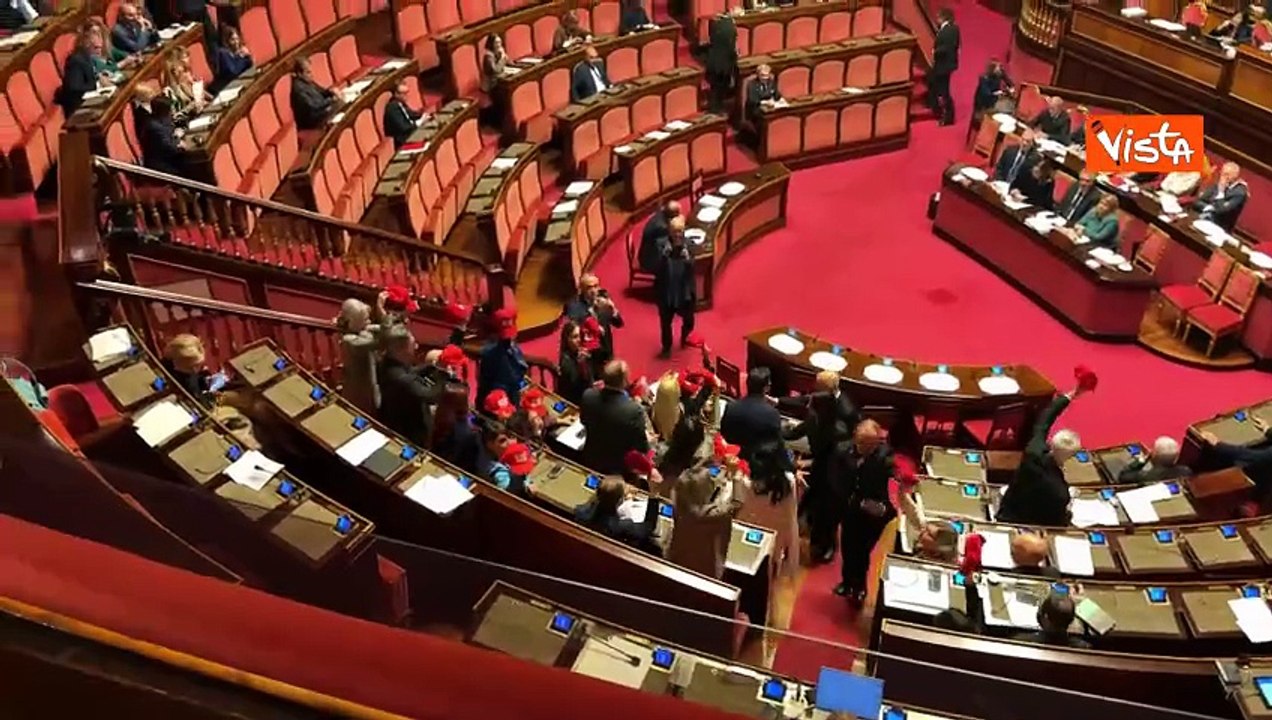 "No alla guerra", protesta M5s al Senato con cappellini in stile "Maga" come Donald Trump