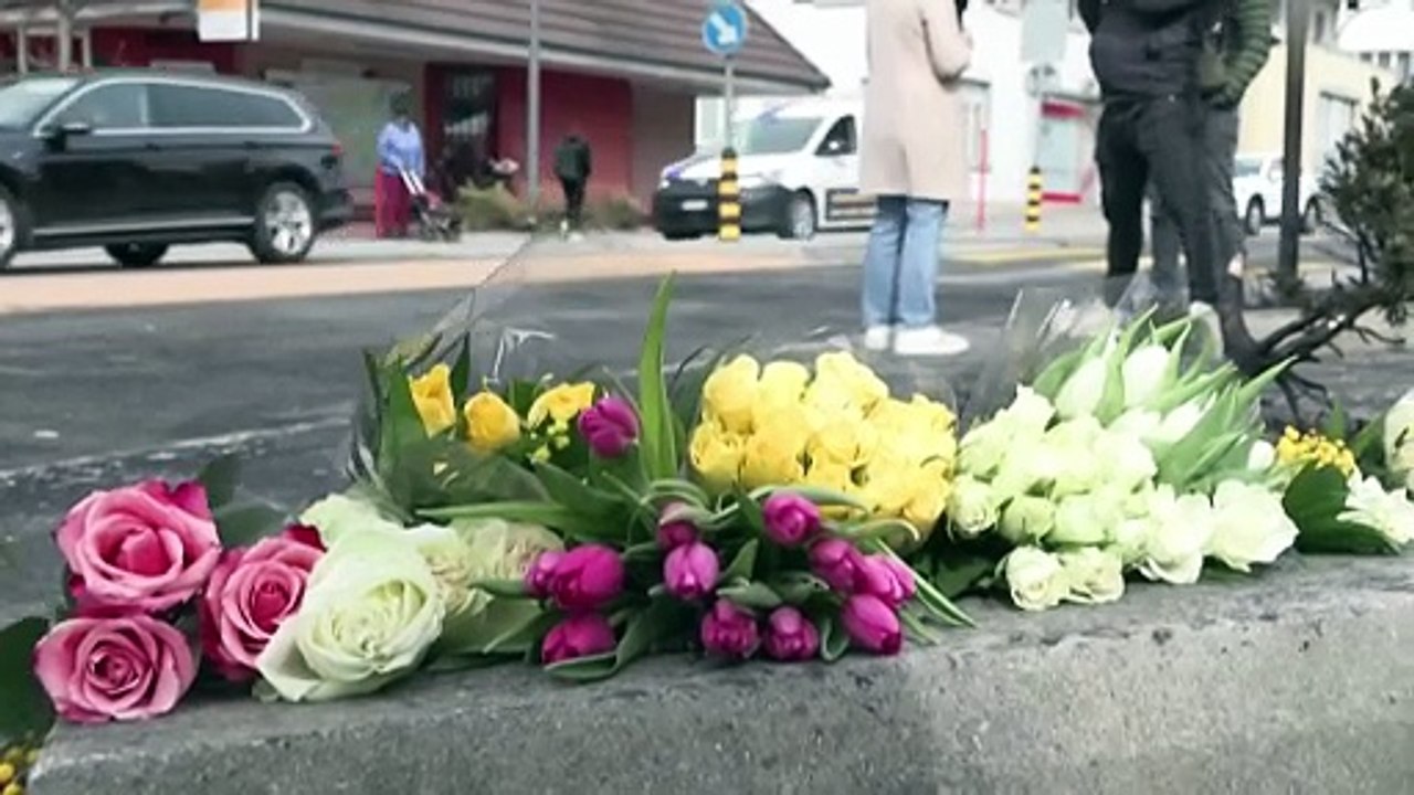Trauernde legen Blumen nach tödlichem Busbrand in der Westschweiz nieder