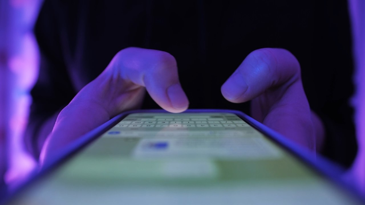 Warnings of AI-driven “content farms” spreading fake political posts