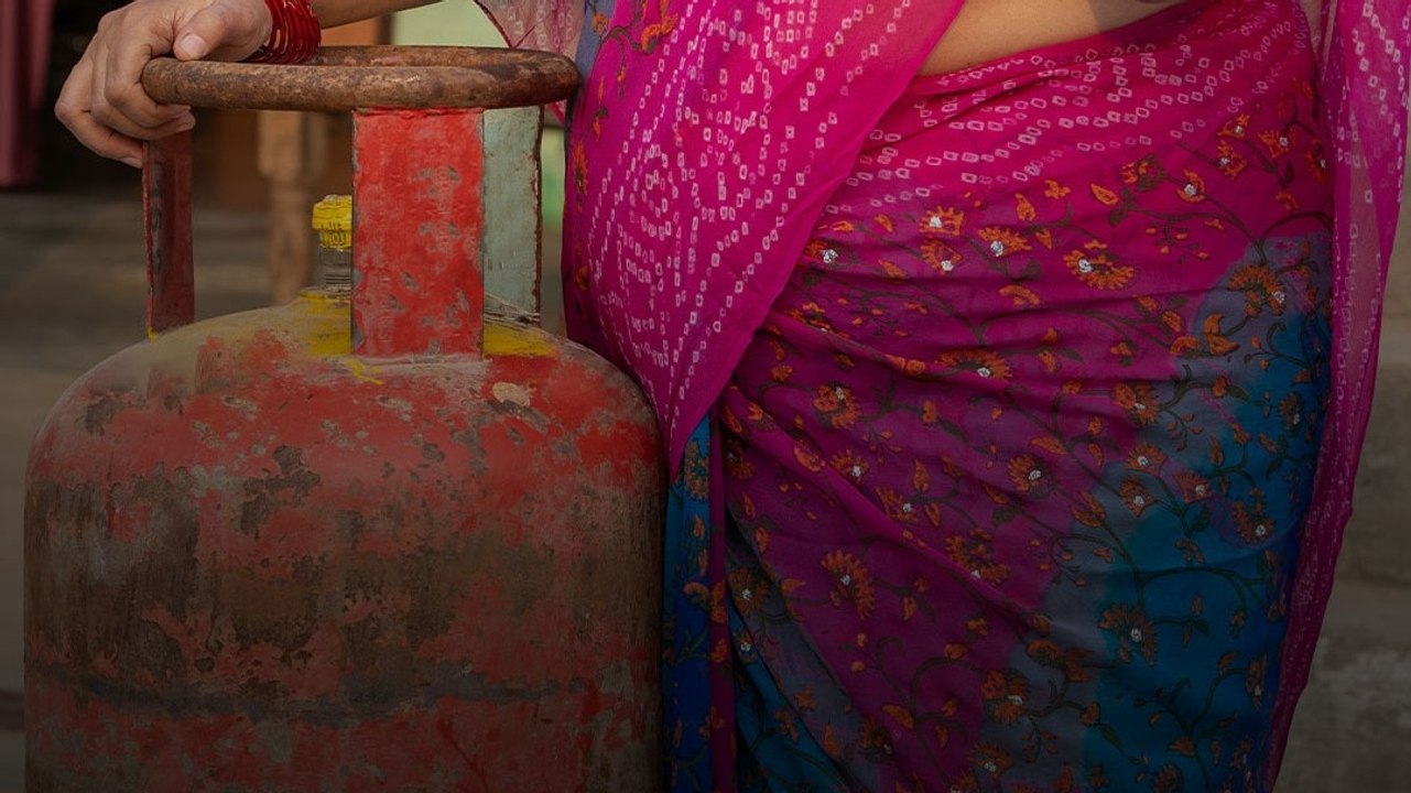 भारत में कितने LPG सिलेंडर? पेट्रोलियम और प्राक...