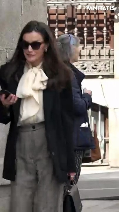 Después de las audiencias que tenía en el Palacio de la Zarzuela, la reina Letizia también ha querido acudir a despedir a Raúl del Pozo, tal y como hiciera la semana pasada en el último adiós a Fernando Ónega.