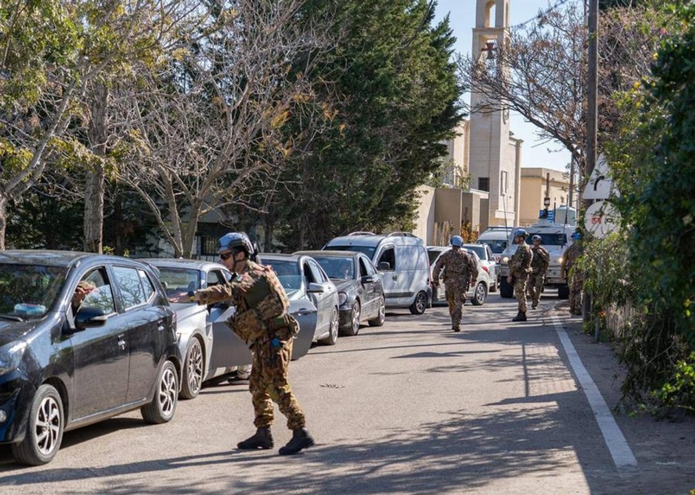 I caschi blu nell'Onu aiutano la popolazione civile nel Sud del Libano, in particolare donne, bambini, persone anziane, a lasciare le loro case per metetrsi in salvo dagli attacchi israeliani
