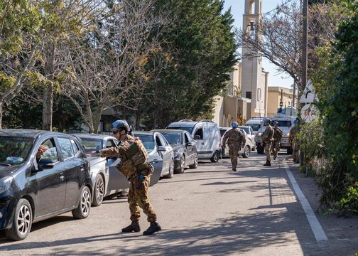 I caschi blu nell'Onu aiutano la popolazione civile nel Sud del Libano, in particolare donne, bambini, persone anziane, a lasciare le loro case per metetrsi in salvo dagli attacchi israeliani