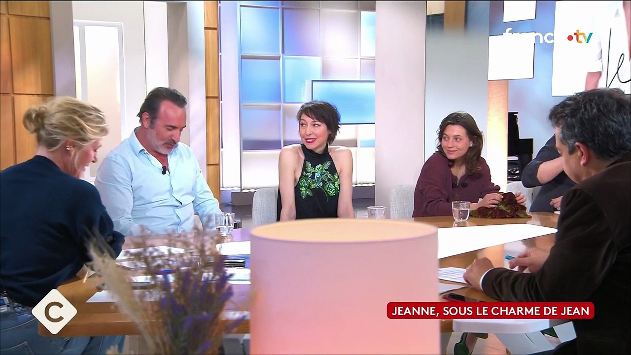 FEMME ACTUELLE - "Je rougis très vite" : Jean Dujardin déstabilisé par la chanson d'amour que Jeanne Cherhal lui a dédiée dans C à vous