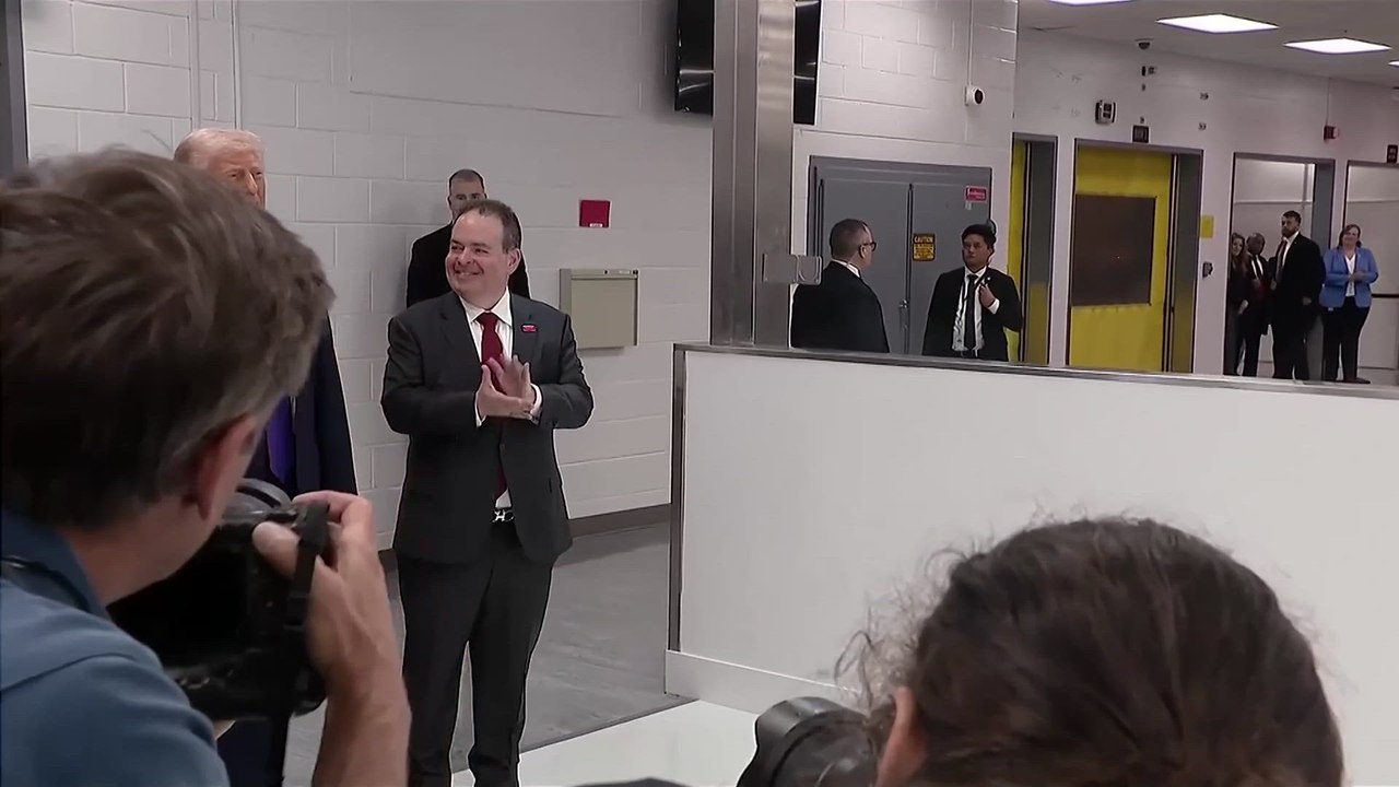 Trump’s Tour Sparks Smiles and Applause from Thermo Fisher Employees