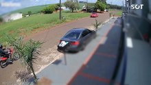 Câmera de segurança flagra momentos antes do acidente que matou jovem de 23 anos, no Bairro Esmeralda, em Cascavel