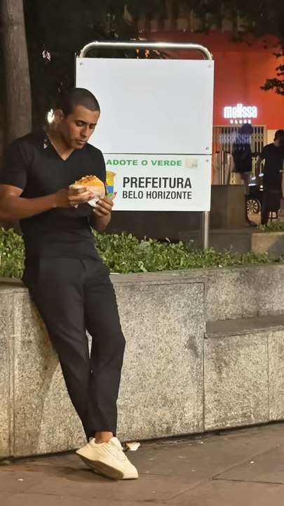 Je croque dans le sandwich d’un inconnu brésilien