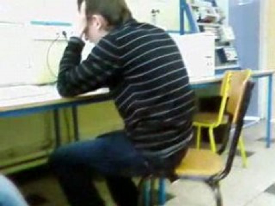 SOUS LA TABLE!!