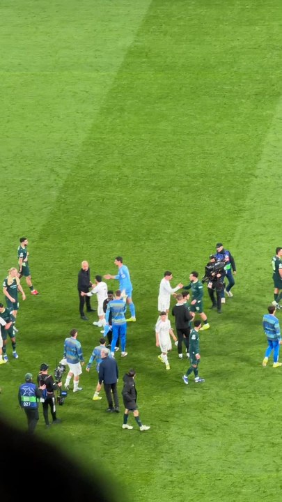 El saludo de Guardiola a los jugadores del Madrid