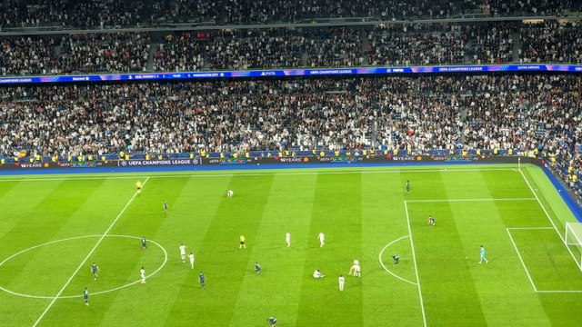 Las felicitaciones de los jugadores del Madrid a Valverdde