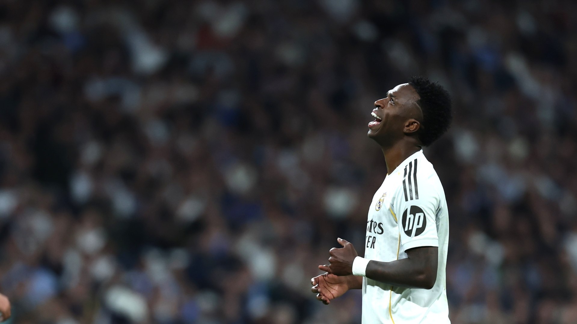 Vinicius falla un penalti... ¡y pide perdón al Bernabéu!