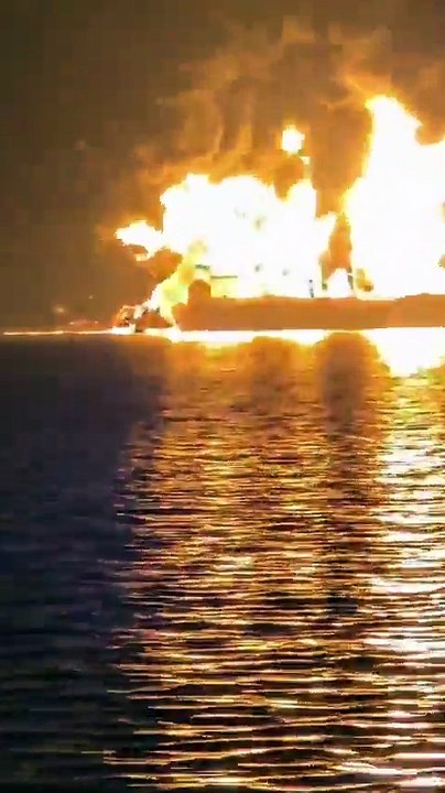 Guerre en Iran : Regardez les images spectaculaires d'un navire pétrolier en feu, cette nuit, suite à une attaque iranienne dans le détroit d'Ormuz