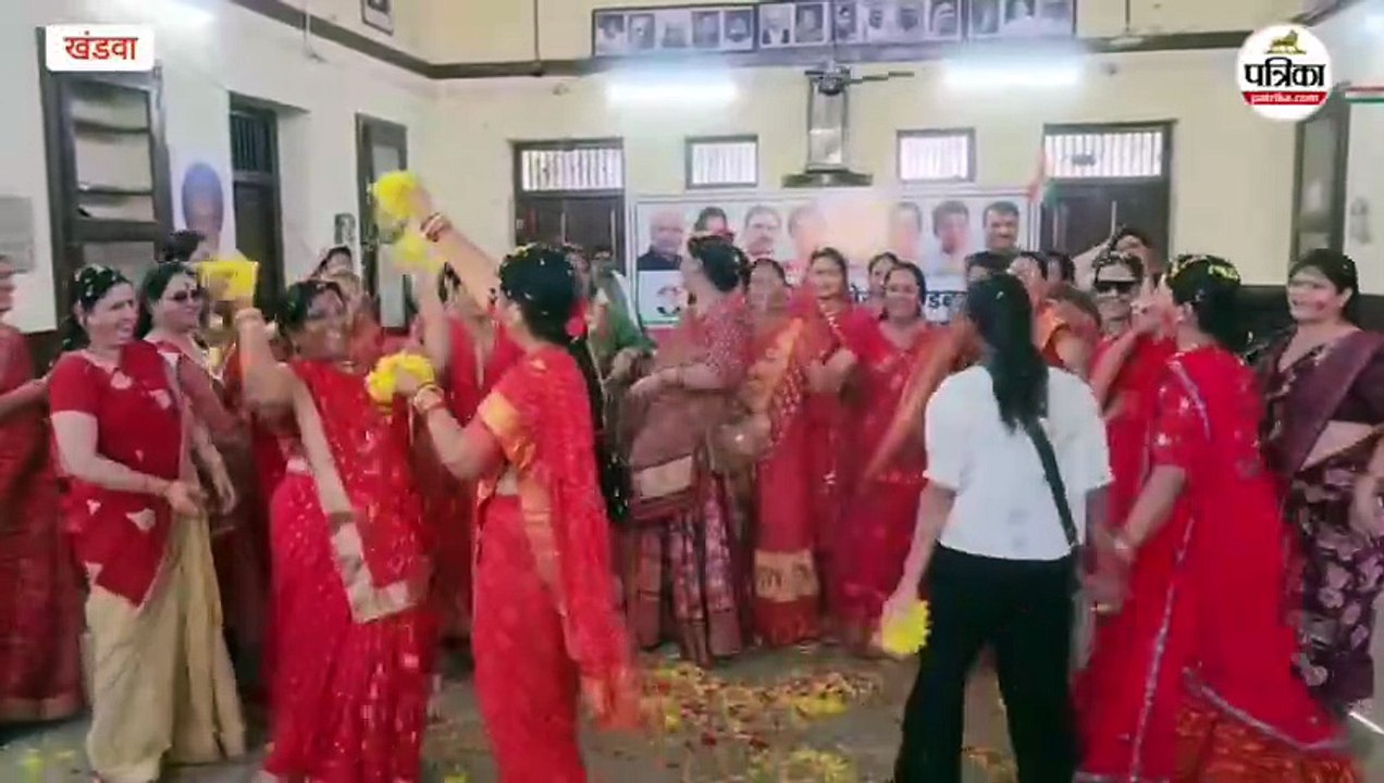 कांग्रेस का फागोत्सव... महिलाओं ने फूलों से खेली होली, फाग गीतों पर किया खूब किया नृत्य