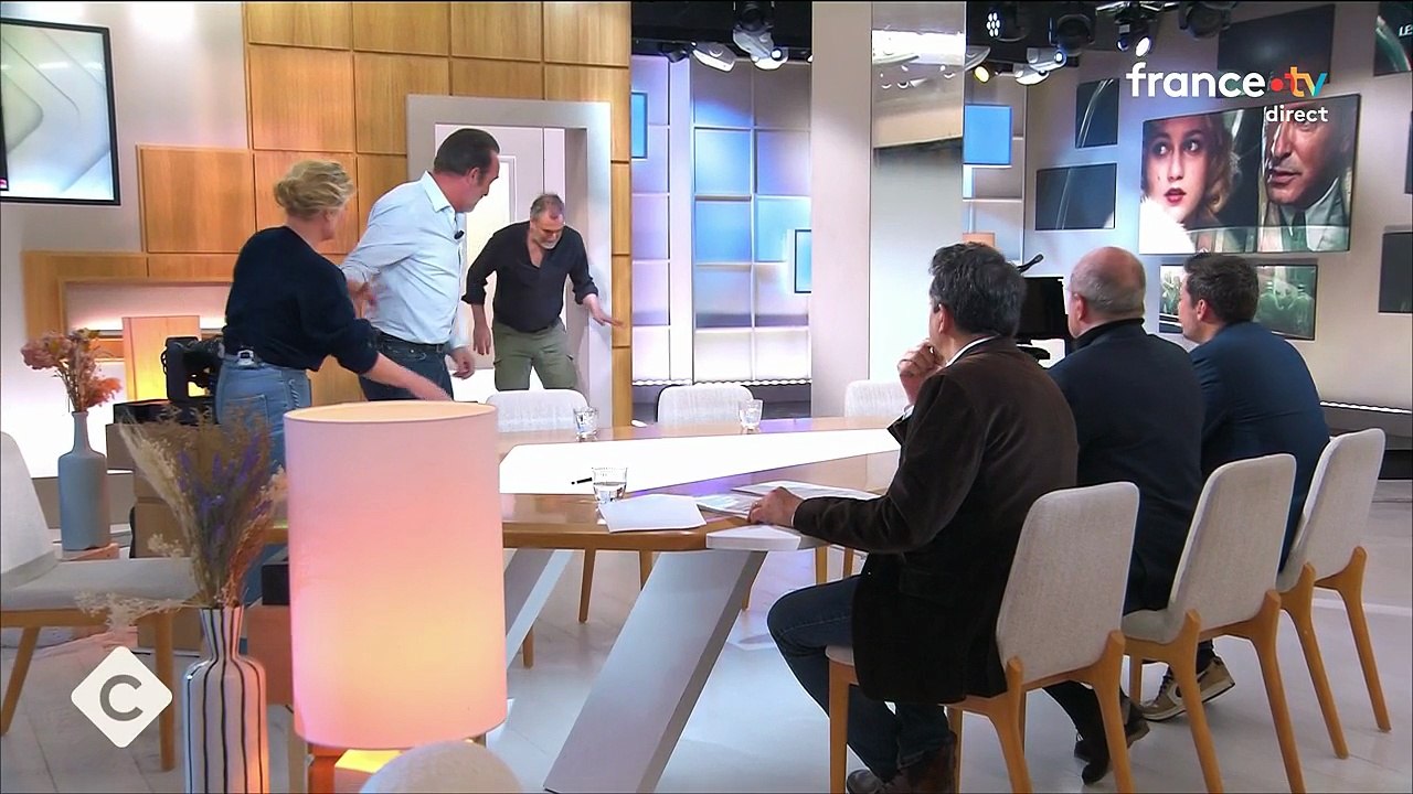 FEMME ACTUELLE - "C’est une catastrophe ce rail" : Anne-Élisabeth Lemoine s’excuse après la chute d’une invitée sur le plateau de C à vous