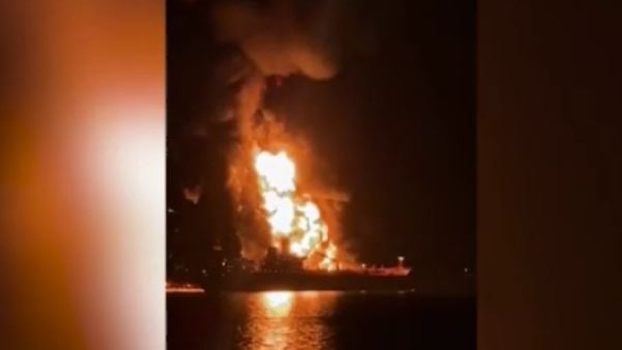 Petroliera in fiamme nel Golfo Persico dopo un attacco iraniano: colpita vicino alle coste dell'Iraq