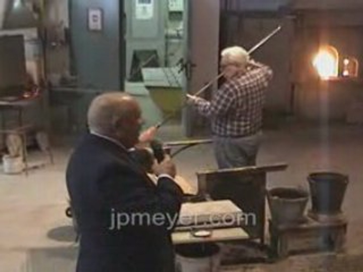 ⁣Italy travel: Venice's Murano Glass Factory Vase demo