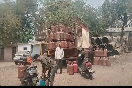 गैस संकट गहराया: गली-गली जली भट्टियां, रेस्टोरेंट और ठेले इंडक्शन-लकड़ी के सहारे