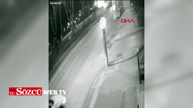 Otomobilin, park halindeki TIR’ın altına girdiği kaza kamerada
