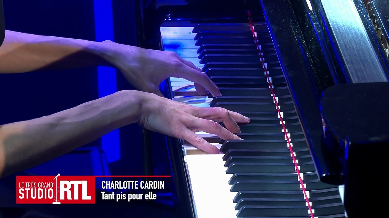 Charlotte Cardin chante "Tant pis pour elle" dans "Le Très Grand Studio RTL"