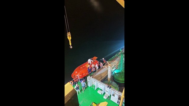 petroleros arden en el estrecho de ormuz