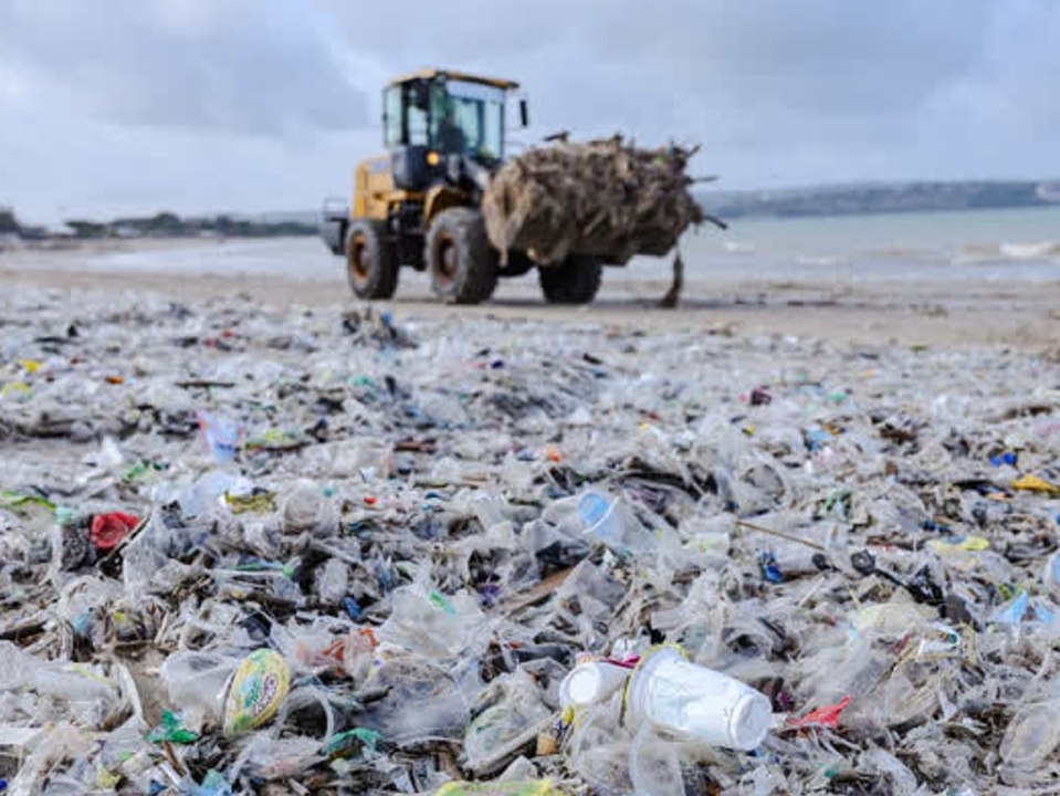 Bali im Plastik-Alarm! Traumstrand versinkt im Müll