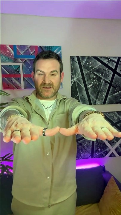 🖐️ Test de réceptivité :Fais-le vraiment, sans “jouer contre”.Plus tu te concentres sur la sensation… plus ton cerveau amplifie l’expérience.Résultat : tu découvres à quel point tu es réceptif(ve) aux suggestions.Alors, tu as ressenti quoi ? 👇