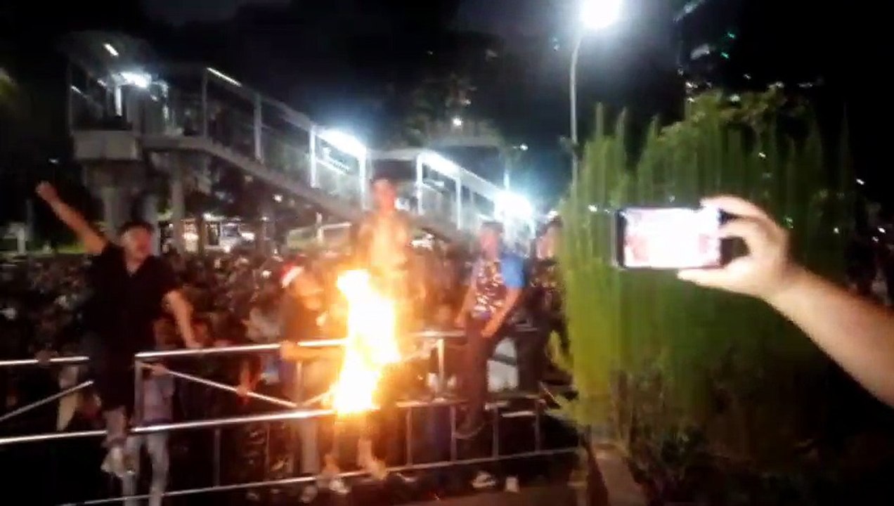 Anggota Banser memenuhi depan Gedung KPK dan melakukan pembakaran seturut penahanan eks menteri agama Yaqut Cholil Qoumas, Kamis (12/3/2026).